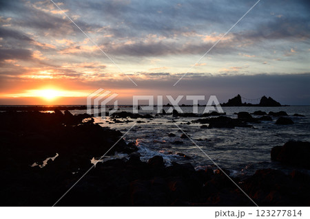 岩の間から見る海 岩の間から見る海 123277814