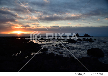 岩の間から見る海 123277815