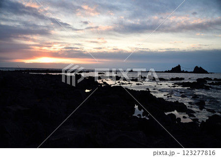 岩の間から見る海 123277816