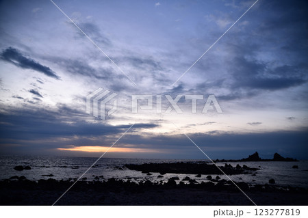 岩の間から見る海 123277819