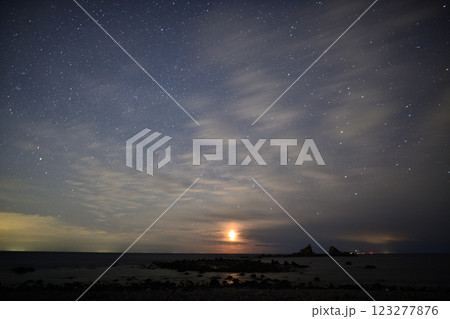 海岸沿いから眺めた天の川 123277876