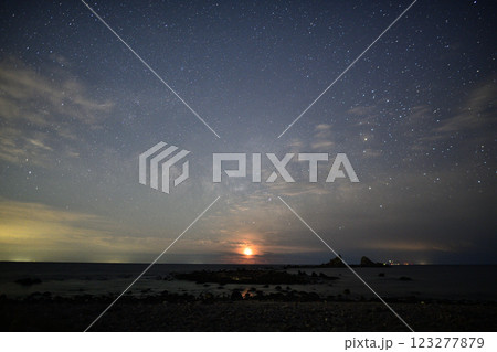 海岸沿いから眺めた天の川 123277879