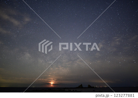 海岸沿いから眺めた天の川 123277881