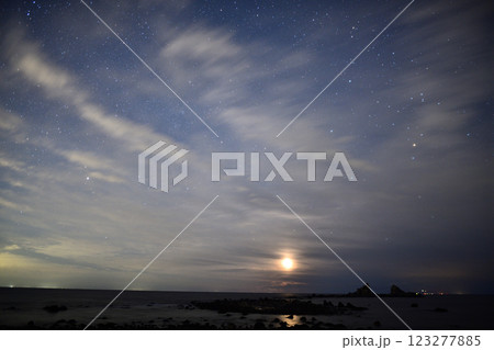 海岸沿いから眺めた天の川 123277885