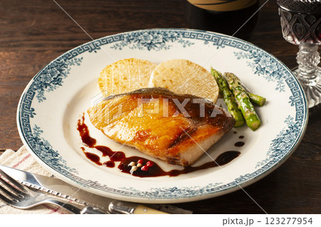 ブリの切り身洋風バルサミコソースがけ ブリの切り身洋風バルサミコソースがけ 123277954