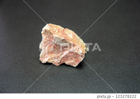 辰砂を含有した石灰岩 123278222