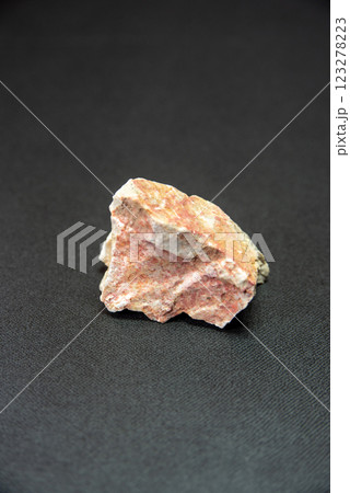 辰砂を含有した石灰岩 123278223