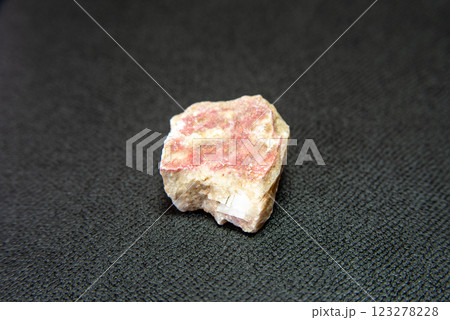 辰砂を含有した石灰岩 123278228