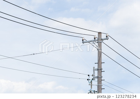 電柱と送電線 123278234