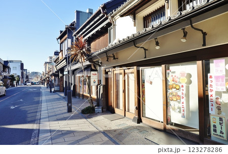 朝の川越蔵の街 123278286