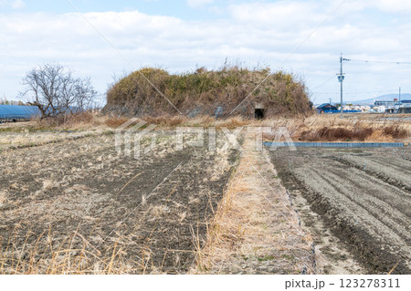 柳本飛行場跡南側防空壕跡の景色 123278311