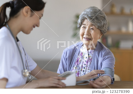 看護師に血圧を測定してもらうシニア女性 123278390