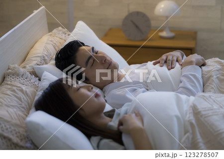 ベッドで眠るカップル ベッドで眠るカップル 123278507