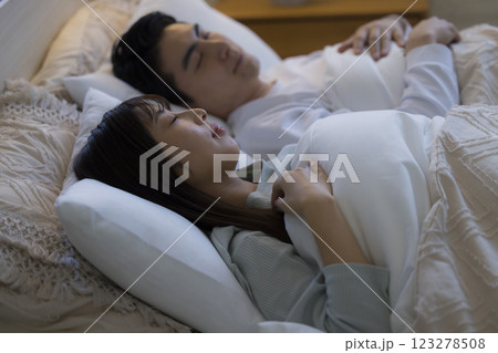 ベッドで眠るカップル 123278508