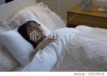 ベッドで眠る若い女性　 123278516
