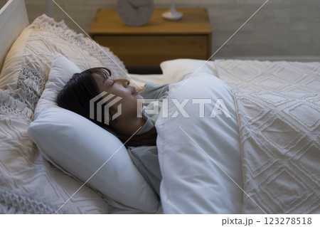 ベッドで眠る若い女性　 123278518