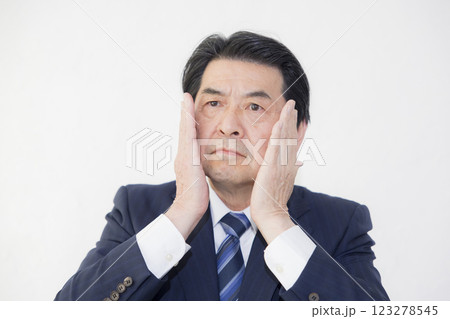 頭を抱えるビジネスマン 123278545