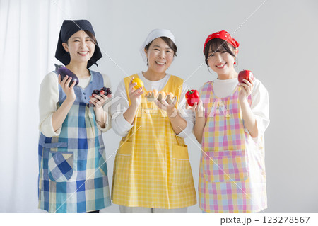 笑顔の若い保育士 123278567
