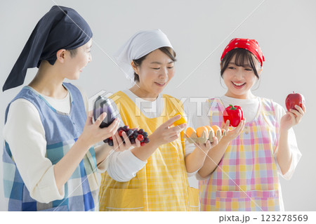 笑顔の若い保育士 123278569