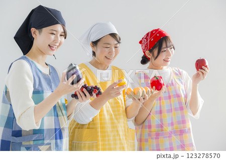 笑顔の若い保育士 123278570