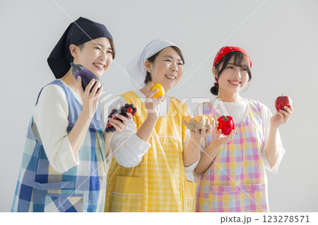 笑顔の若い保育士 123278571