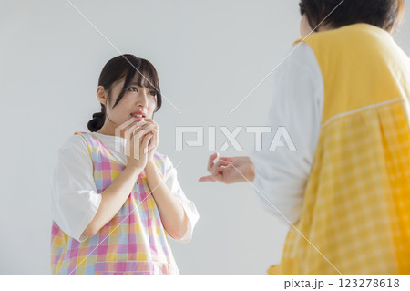 エプロンをつけて話す女性 エプロンをつけて話す女性 123278618