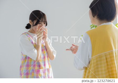 エプロンをつけて話す女性　　 123278621