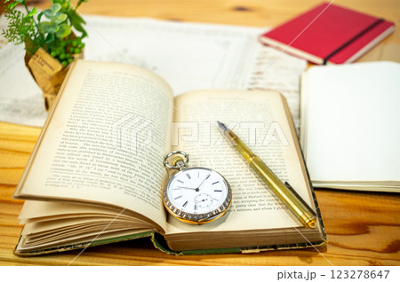 アナログな文房具と懐中時計 123278647