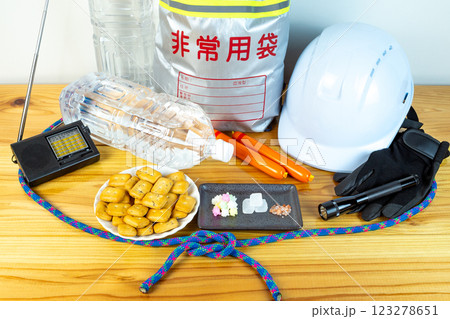 非常持ち出し袋の中身と開封された非常食 123278651