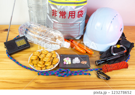 非常持ち出し袋の中身と開封された非常食 非常持ち出し袋の中身と開封された非常食 123278652