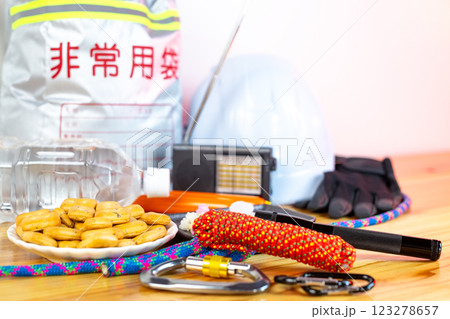 非常持ち出し袋の中身と開封された非常食 123278657