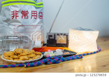 非常持ち出し袋の中身と開封された非常食 123278659