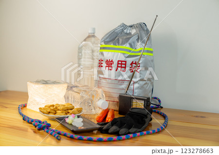 非常持ち出し袋の中身と開封された非常食 123278663