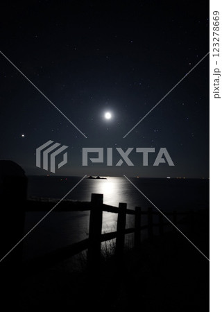 旅行先でみた綺麗な星空と海に沈む月① 123278669