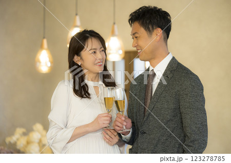 デートする40代カップル デートする40代カップル 123278785