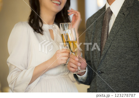 デートする40代カップル デートする40代カップル 123278787
