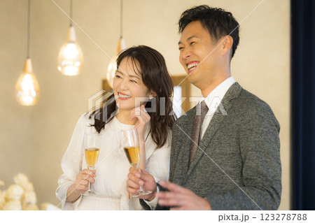 デートする40代カップル デートする40代カップル 123278788