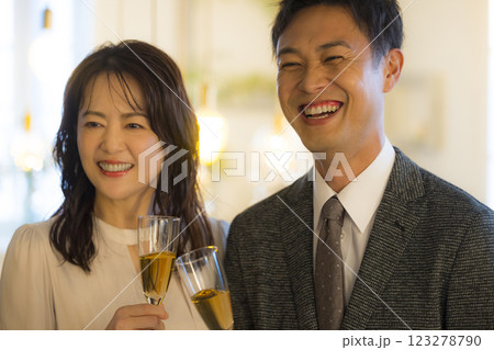 デートする40代カップル  　　 123278790