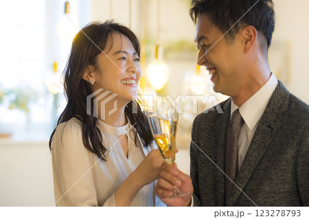 デートする40代カップル デートする40代カップル 123278793