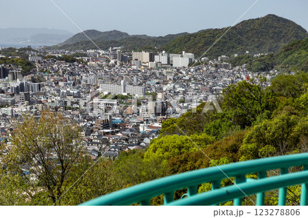 海岸線に迫る神戸の山 海岸線に迫る神戸の山 123278806
