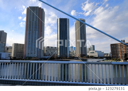 東雲のタワーマンションと辰巳桜橋（東京都江東区） 123279131