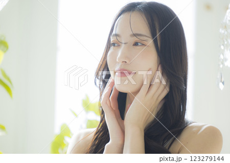 若い女性、ビューティーイメージ　 123279144