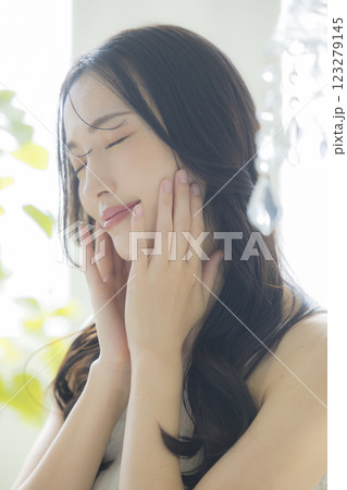 若い女性、ビューティーイメージ　 123279145