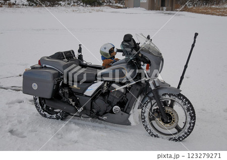 雪原に佇むサイドカー 123279271
