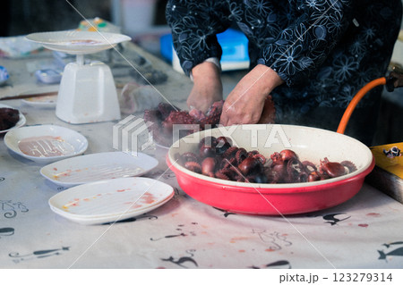 漁港の朝市で販売中のゆでダコ 123279314