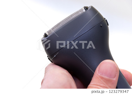 手に持った電気ひげそり 123279347