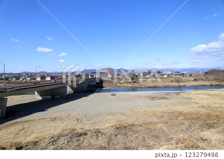 栃木県小山市の城山公園から思川を望む 栃木県小山市の城山公園から思川を望む 123279498