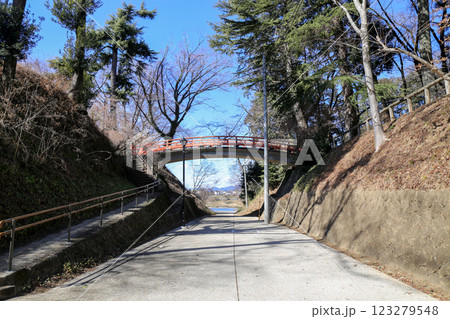 栃木県小山市の城山公園にある祇園橋 123279548