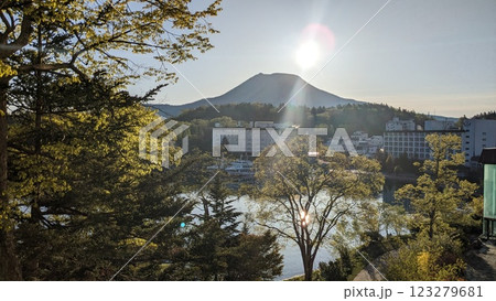 秋の朝方、紅葉の始まった羊蹄山 123279681