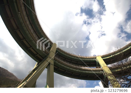 下から見上げたダブルループ橋と青い空と白い雲のある風景 下から見上げたダブルループ橋と青い空と白い雲のある風景 123279696